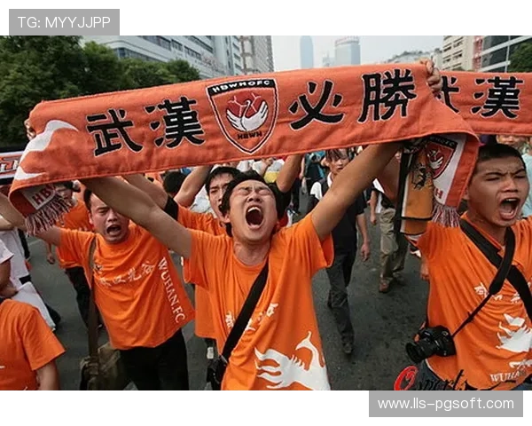 “长兴锦城球迷自发组织冠军游行,浙江民间足球文化升温”